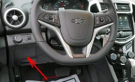 the location of the fuses in the passenger compartment: chevrolet sonic / aveo (2012, 2013, 2014, 2015, 2016, 2017, 2018)