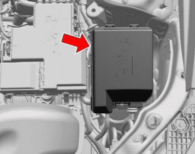 the location of the fuses in the engine compartment: chevrolet trailblazer (2020, 2021...)
