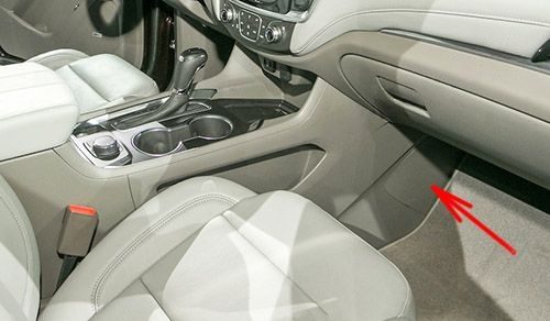 the location of the fuses in the passenger compartment: chevrolet traverse (2018, 2019)
