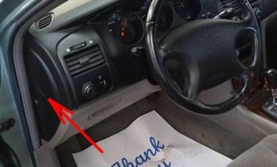 the location of the fuses in the passenger compartment: chevrolet epica