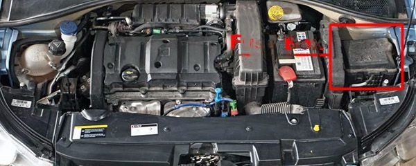 the location of the fuses in the engine compartment: citroen c-elysee