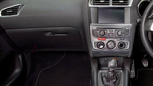 the location of the fuses in the passenger compartment (rhd): citroen ds4 (2011-2018)