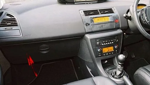 the location of the fuses in the passenger compartment (rhd): citroen c4 (2004-2010)