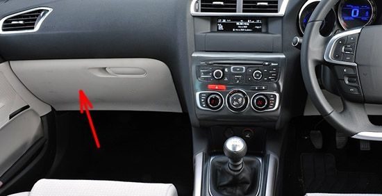 the location of the fuses in the passenger compartment (rhd): citroen c4 (2011-2017)