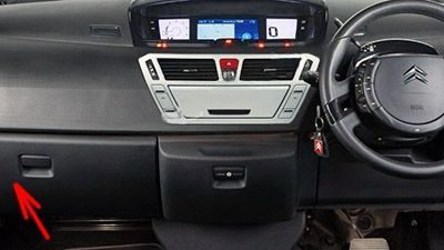 the location of the fuses in the passenger compartment (rhd): citroen c4 picasso i (2007-2012)