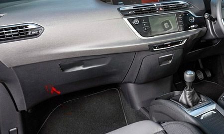 the location of the fuses in the passenger compartment (rhd): citroen c4 picasso ii (2013-2018)