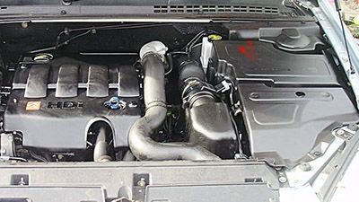the location of the fuses in the engine compartment: citroen c5