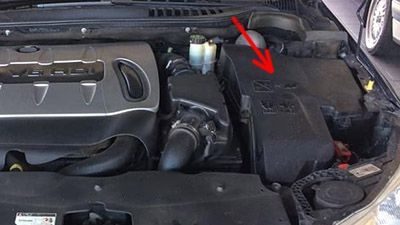 the location of the fuses in the engine compartment: citroen c5